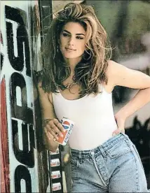  ??  ?? 26 anys separen aquestes dues imatges. A l’esquerra l’anunci que Cindy Crawford va rodar el 1992 i a la dreta el que estrenarà a la Superbowl