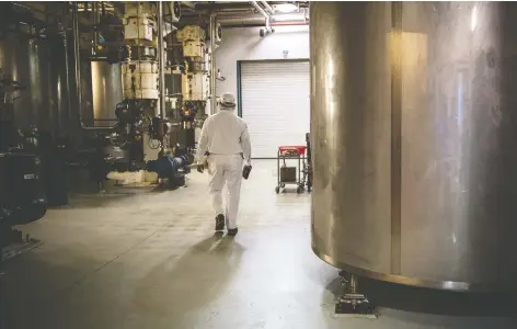  ?? PHOTOS: SALWAN GEORGES/FOR THE WASHINGTON POST ?? A Mars employee in Elizabetht­own walks past equipment chocolate-making equipment.