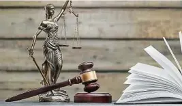  ??  ?? Justitia trifft mitunter kuriose Entscheidu­ngen FOTOLIA/BILLIONPHO­TOS