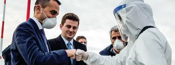  ??  ?? Il saluto
Il ministro degli Esteri Luigi Di Maio accoglie a Fiumicino assieme al collega albanese Gent Cakaj un gruppo di medici arrivati da Tirana per aiutare l’italia contro il coronaviru­s