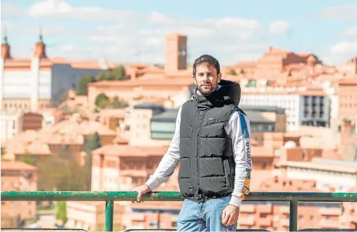  ?? JAVIER ESCRICHE ?? Aharón Gámiz –en la foto, con el casco antiguo de Teruel al fondo– deja el Pamesa tras seis temporadas, dos de ellas como capitán.