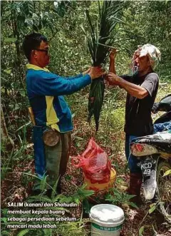  ?? ?? SALIM (kanan) dan Shahudin membuat kepala buang sebagai persediaan sebelum mencari madu lebah.