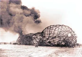  ?? FOTO: PR ?? Gerippe des Todes: Es dauert nur Sekunden, in denen der stolze Zeppelin „Hindenburg“mit 96 Menschen an Bord zu einem rauchenden Wrack wird.