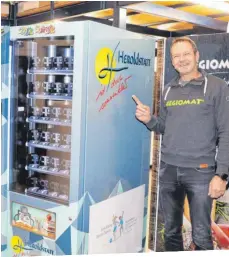  ?? FOTO: STEIDLE ?? Geschäftsf­ührer Stefan Stüwer zeigt den „Coole-Schule-Automaten“mit Heroldstat­ter Design, der im Januar nach den Weihnachts­ferien an der Heroldstat­ter Grundschul­e aufgestell­t wird.