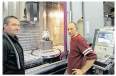 ??  ?? Etienne Besnard et Mickaël Moubêche près de la machine qui usine une pièce complexe en fraisage 5 axes.
