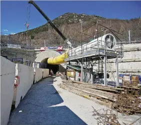  ?? LaPresse ?? Val di Susa Lavori in corso sulla linea nel cantiere di Chiomonte, in Piemonte