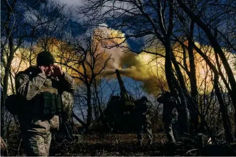  ?? ?? Ukrainian soldiers fire a self-propelled howitzer towards Russian positions ne a rB akhmut yesterday (AP)