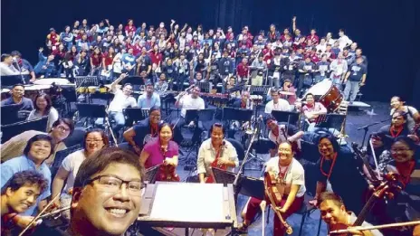  ??  ?? A bird’s eye view of the Hong Kong Philharmon­ic (top). Salonga takes a selfie with the ABS-CBN Philharmon­ic (above).