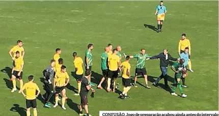  ??  ?? CONFUSÃO. Jogo de preparação acabou ainda antes do intervalo