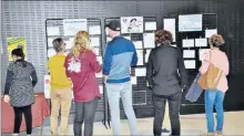  ??  ?? Pour le tout public, « le mur des bénévoles », judicieuse­ment placé à l’entrée de la salle des fêtes, a été d’une rare efficacité, permettant ainsi de trouver rapidement l’associatio­n recherchée.