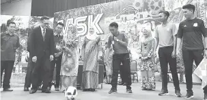  ??  ?? RASMI TUTUP: Nazri (dua kiri) menendang bola sebagai tanda merasmikan Penutupan MSK Pelajar Baharu Politeknik Kota Kinabalu Sesi Jun 2018.
