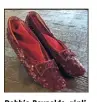  ?? (© PIH) ?? Debbie Reynolds, réplique des pantoufles rouge rubis du « Magicien d’Oz » ().