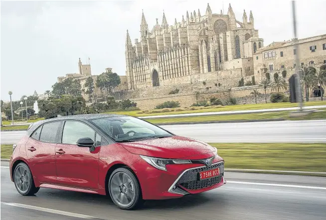  ??  ?? Per il ritorno alla denominazi­one Corolla, Toyota ha scelto uno stile più ricercato e distintivo. Anche in tono bicolore