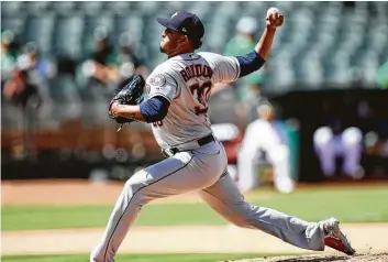  ?? Ben Margot / Associated Press ?? El venezolano Héctor Rondón es uno de los lanzadores de los Astros de Houston, que reciben a los Atléticos de Oakland en el Minute Maid Park.