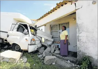  ?? Picture: WERNER HILLS ?? HIJACKING AFTERMATH: Wendo Notshoba surveys the damage to her house