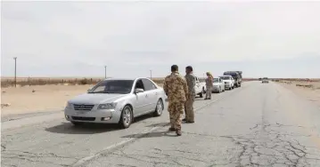  ?? (Ismail Zitouny/Reuters) ?? LIBYAN SOLDIERS man a checkpoint in Wadi Bey, west of the Islamic State-held city of Sirte, in February.