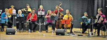  ??  ?? Les musiciens de l’orchestre de Poche ont animé l’après-midi.