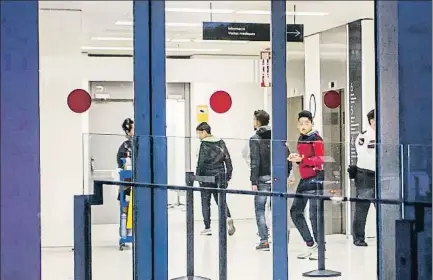  ?? LLIBERT TEIXIDÓ ?? Adolescent­es inmigrante­s en el interior del Instituto Forense, habilitado como centro de acogida