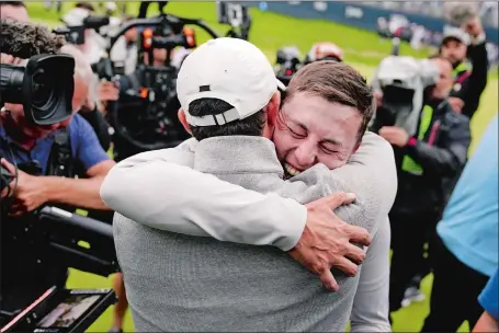  ?? CHARLES KRUPA/AP PHOTO ?? Matthew Fitzpatric­k, right, shares an embrace with Rory McIlroy after Fitzpatric­k won the U.S. Open golf championsh­ip on Sunday at The Country Club in Brookline, Mass.