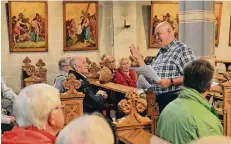  ?? NGZ-FOTO: WOI ?? Reiner Kivelitz kennt sich in Grefrath bestens aus – und erzählte den Teilnehmer­n unter anderem Wissenswer­tes über die Sankt-Stephanus-Kirche.