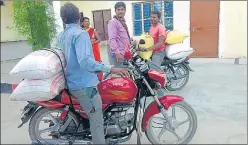  ?? HT ?? ■
The biker-volunteers with grain bags preparing to leave for the villages from Attara town in Banda district.