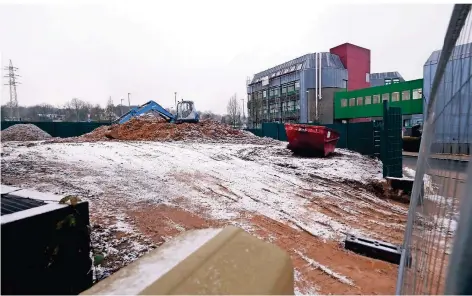  ?? FOTO: ROLAND KEUSCH ?? Bagger sind ab und an auf dem Gelände an der Robert-Schumacher-Straße im Einsatz, gebaut wird allerdings nichts.