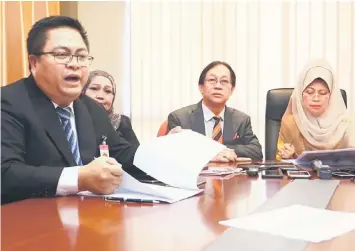  ?? — Photo by Rais Sanusi ?? Mustafa (le ) fields questions from reporters, while (from right) Fatimah, Assistant Minister of Community Well Being Datuk Francis Harden Hollis and director of Women and Family Department Noriah Ahmad look on.