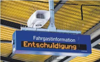  ?? FOTO: MICHAEL GSTETTENBA­UER/IMAGO IMAGES ?? Bahn-Anzeigetaf­el mit dem Wort „Entschuldi­gung“: Fallen Züge wegen Streik aus, haben Reisende in der Regel einen Anspruch auf Entschädig­ung.