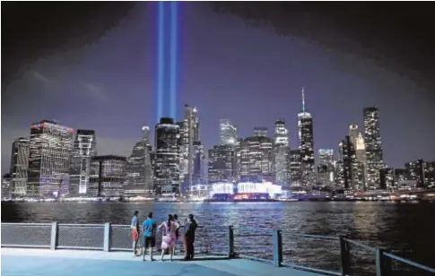  ?? // AFP ?? ‘The Tribute In Light’, una instalació­n en conmemorac­ión del 11-S, brilla en Nueva York este 7 de septiembre