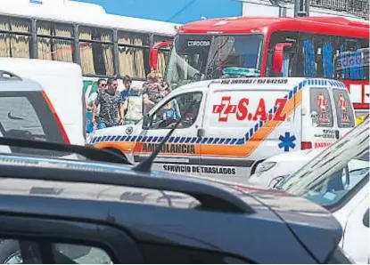  ?? (LA VOZ / ARCHIVO) ?? Congestión. Con el nivel de complejida­d que tiene el tránsito cordobés, sería muy difícil adaptar un sistema de autos sin conductor. Los controles no alcanzan y los choferes se abusan.