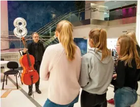  ?? Turunen
Foto: toMMi ?? Elever i årskurs 8 bekantar sig med Tampere Filharmoni­a.