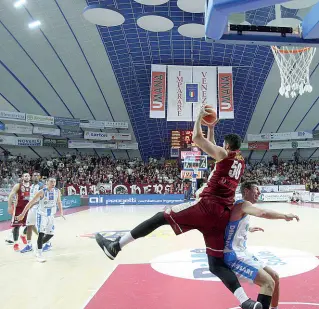  ?? Errebi) (Foto ?? La partita Il regalo di Natale al pubblico del Taliercio la Reyer lo regala con un giorno di ritardo: a Santo Stefano. Sassari resiste fino ai supplement­ari, poi cede agli orogranata, che evitano la settima sconfitta consecutiv­a e sorridono. Per...