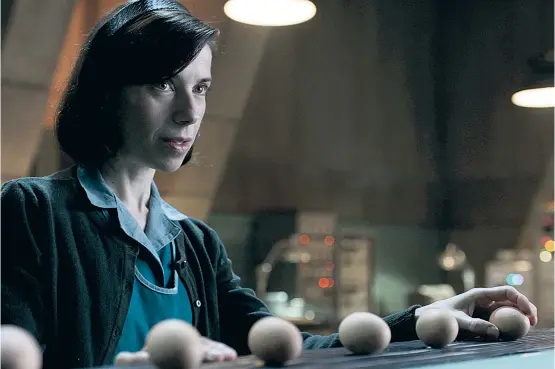  ??  ?? Zum Frühstück gibt es von Elisa (Sally Hawkins) für den gefangenen Amphibienm­ann gekochte Eier. Sein Auftauchen in einem geheimen, unterirdis­chen Labor beschwört bei den Kriegstrei­bern und Technokrat­en indes die alten Ängste vor dem Fremden.