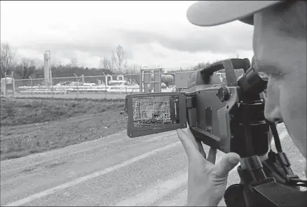  ?? BOB DOWNING
AKRON BEACON JOURNAL ?? Peter Dronkers of Earthworks uses his $100,000 optical gas-imaging thermograp­her camera to record shalegas emissions that are invisible to the naked eye.