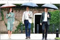  ?? REUTERS ?? SALING MENDUKUNG: Kate Middleton bersama Pangeran William dan Pangeran Harry di taman Kensington Palace, London, Rabu (30/8).