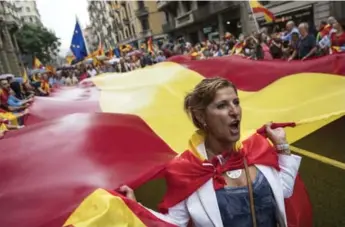  ?? DAN KITWOOD/GETTY IMAGES ?? A pro-unity marcher takes to the streets of Barcelona to protest Catalonia’s planned independen­ce referendum.