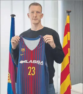  ??  ?? Rolands Smits con la camiseta del Barça. El letón es una apuesta de futuro