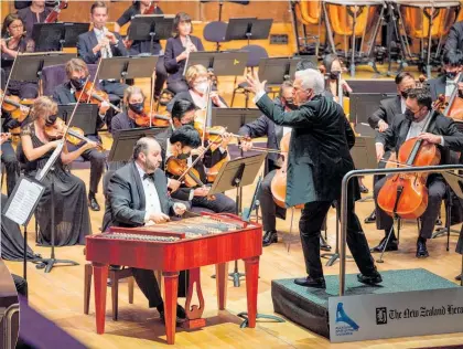  ?? Photos / Adrian Malloch ?? Clara-Jumi Kang (left) on violin and Jeno Lisztes on cimbalom under Gilbert Varga’s baton.