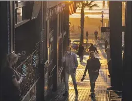  ?? Jay L. Clendenin Los Angeles Times ?? OUTDOOR DINING and socializin­g remain popular in Manhattan Beach, as L.A. County health officials advise residents to be “sensible and cautious.”