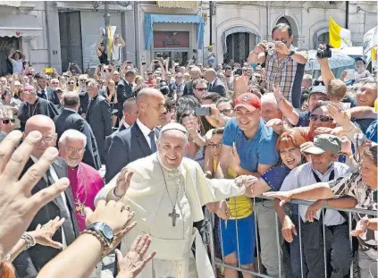  ?? AP ?? Pese al enorme apoyo de los fieles, Francisco enfrenta resistenci­as dentro del Vaticano