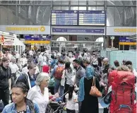  ??  ?? Die Einsatzkrä­fte trafen zwar schnell am Hauptbahnh­of ein, doch für das Kind kam jede Hilfe zu spät. Die Bahnsteige wurden abgeriegel­t. So kam es im Umkreis von Frankfurt zu zahlreiche­n Zugverspät­ungen.