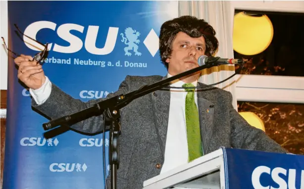  ?? Foto: Reinhard Köchl ?? Benjamin Machel parodierte zum traditione­llen Bockbierfe­st von CSU und JU in Neuburg einmal mehr CSU-Urgestein Franz-Josef Strauß.