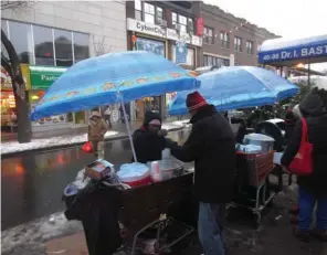  ??  ?? Street vendor selling Mexican food in Jackson Heights, Queens