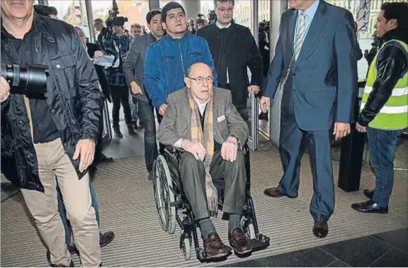  ?? ANA JIMÉNEZ ?? “La semana que viene será más divertida”.
Jordi Montull ha arrebatado el protagonis­mo del juicio del Palau a su exjefe, Fèlix Millet, que apareció en silla de ruedas. Montull anunció que la semana que viene desvelará pagos a CDC