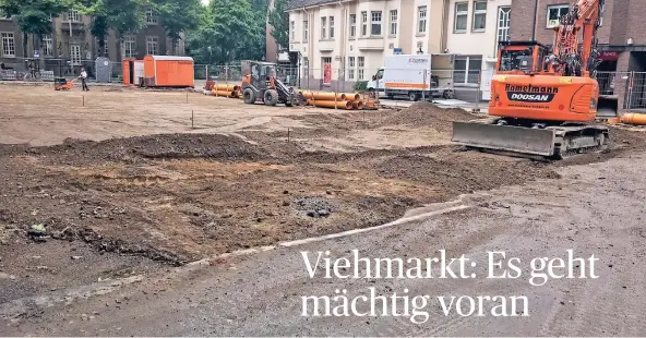  ?? RP-FOTOS (2): HEINER DECKERS ?? An Parken ist zurzeit nicht zu denken. Ende August soll die Arbeiten beendet sein, dann steht der Viehmarkt wieder als Parkplatz zur Verfügung.