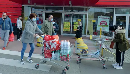  ?? (Foto Sartori) ?? Ingressi scaglionat­i Clienti davanti al supermerca­to Rossetto a Borgo Venezia