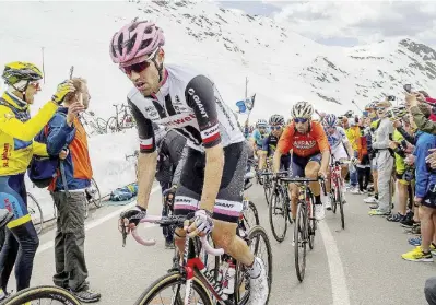  ?? Ansa ?? Salita a cima Coppi Tom Dumoulin e Vincenzo Nibali