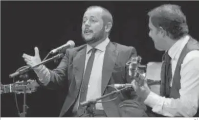  ?? H.I.. ?? El cantante Jeromo Segura, acompañado a la guitarra, durante una de sus actuacione­s.