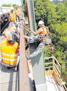  ??  ?? Bei den beiden Bahnbrücke­n nahe der Autobahnan­schlussste­lle Wangen-Nord wird die Lücke bei Masten und Oberleitun­gen geschlosse­n.