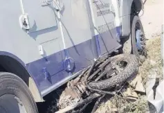  ?? Foto: La ?? La moto de las mujeres acabó debajo del pesado carro de valores.